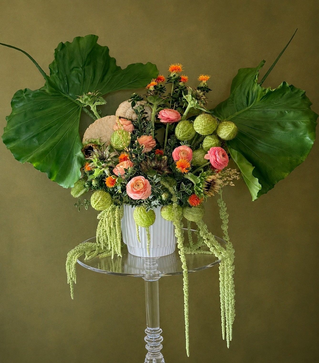 The Sting Ray Alocasia leaves worked their way into one of our long term client&rsquo;s home delivery this week. 
.
.
.
#riversideflorist #contemporaryfloralart #southerncaliforniaflorist