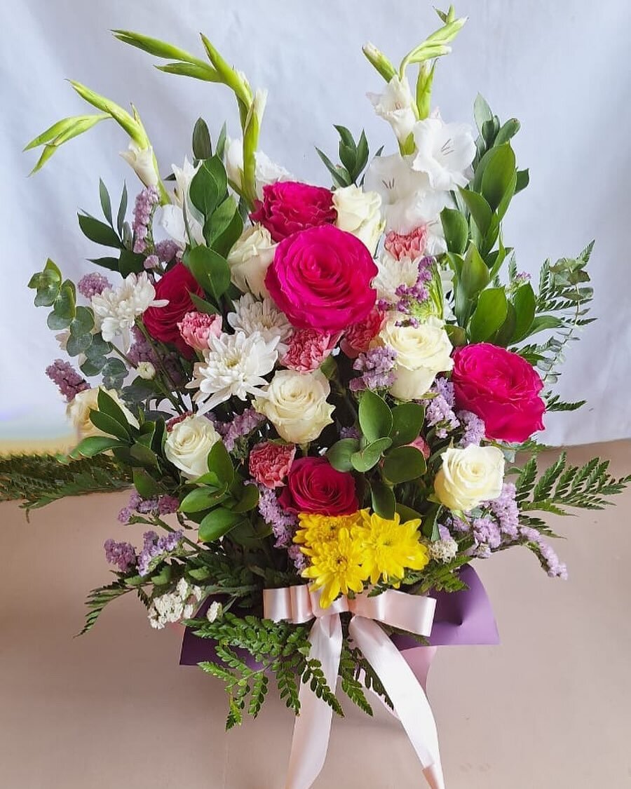 Can&rsquo;t believe it&rsquo;s almost April, time is really flying by! What a perfect time to freshen up your home with a cheerful floral arrangement like this cute and really simple mix of roses, gladiolus, chrysanthemums, leatherleaf ferns, butcher