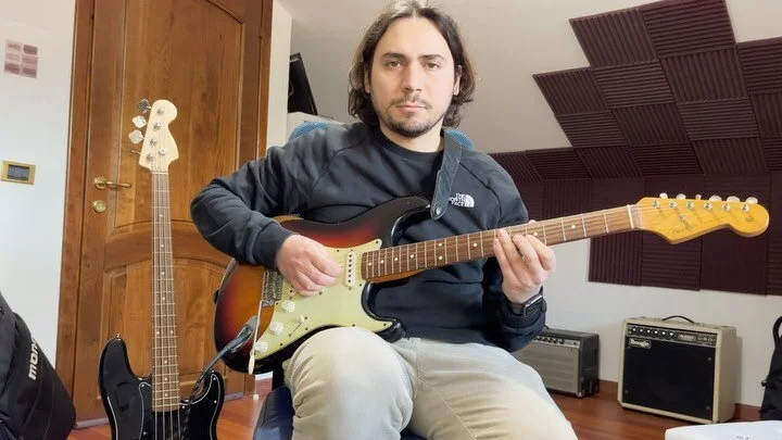 Super quick 🎸 𝔾𝕦𝕚𝕥𝔸𝕚𝕣 ℍ𝕖𝕣𝕠𝕖𝕤 🎸 today to celebrate one the most iconic riffs of Modern Guitar by @thestrokes 🙌
&bull;
&bull;
&bull;
#guitairschool #guitairheroes #thestrokes #someday #shredding #play #gibson #fender #playmusic #instrume
