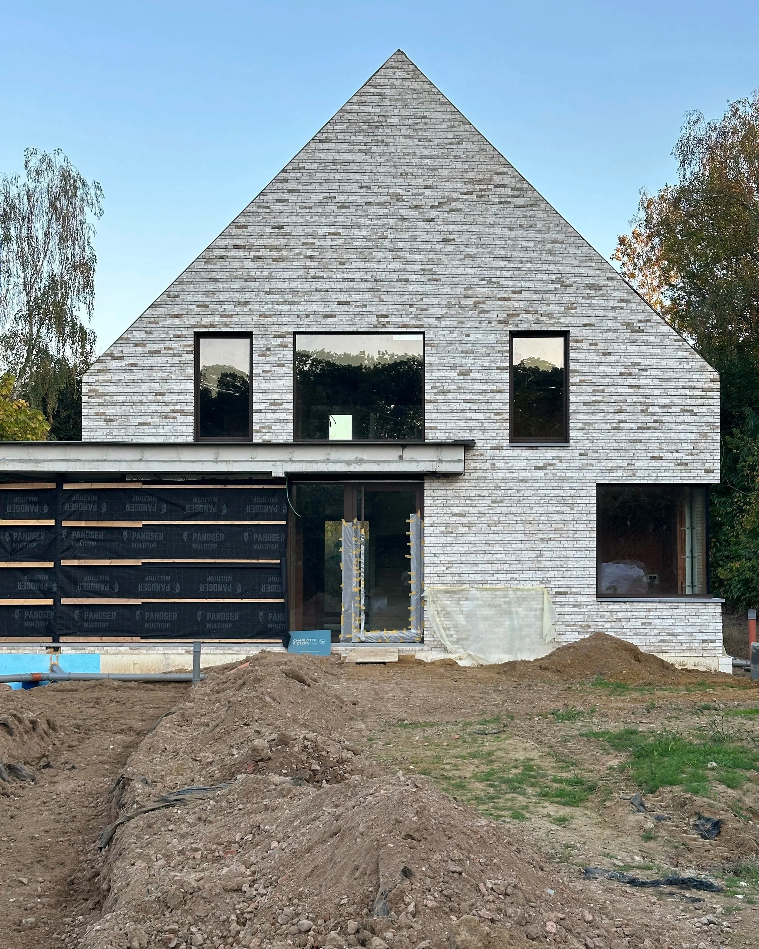 Minimalistische nieuwbouwwoning met grote raampartijen