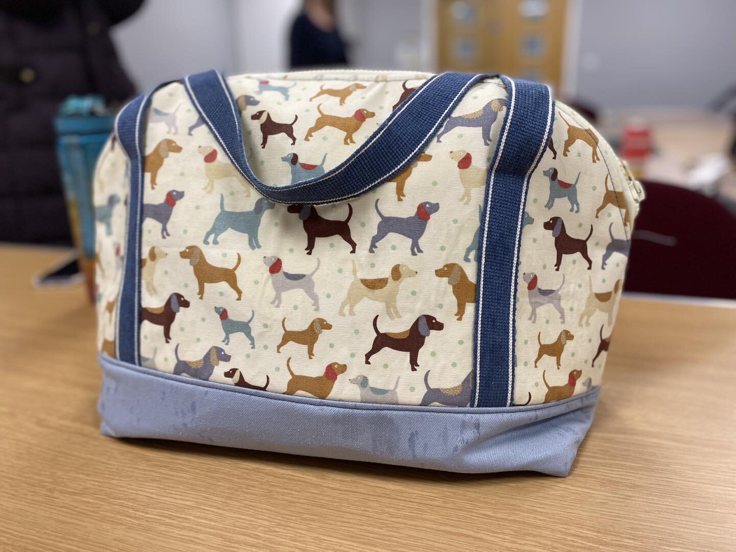 🐶 Yvette has made the &lsquo;aeroplane bag&rsquo; which has SO many skills in it. Chunky zip, two internal letterbox zip pockets, topstitching, working with car headliner and more. Fantastic work, well done! 🐶 

#sewingclass #sewyourown #sewyourown