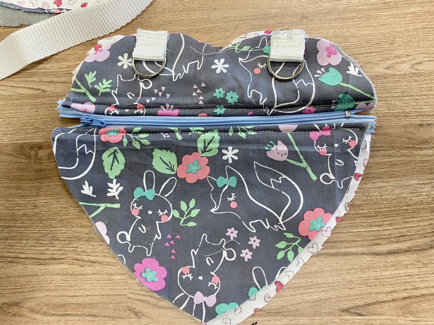💚The Children&rsquo;s zips are going into their heart bags, they&rsquo;ve sandwiched all the layers together and then topstitched the edges to keep the zip clear. Som every fiddly work, and some brilliant results! 💚

#sewingclass #sewyourown #sewyo