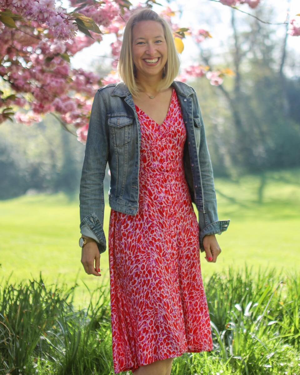 ❤️💗I finally chose a pattern to make with this gorgeous Minerva.com exclusive fabric. This pattern is the Kew dress by Nina Lee, and the fabric is a viscose with such a lovely drape. It&rsquo;s so comfy and so girly, it feels fab to wear. 💗❤️

#sew