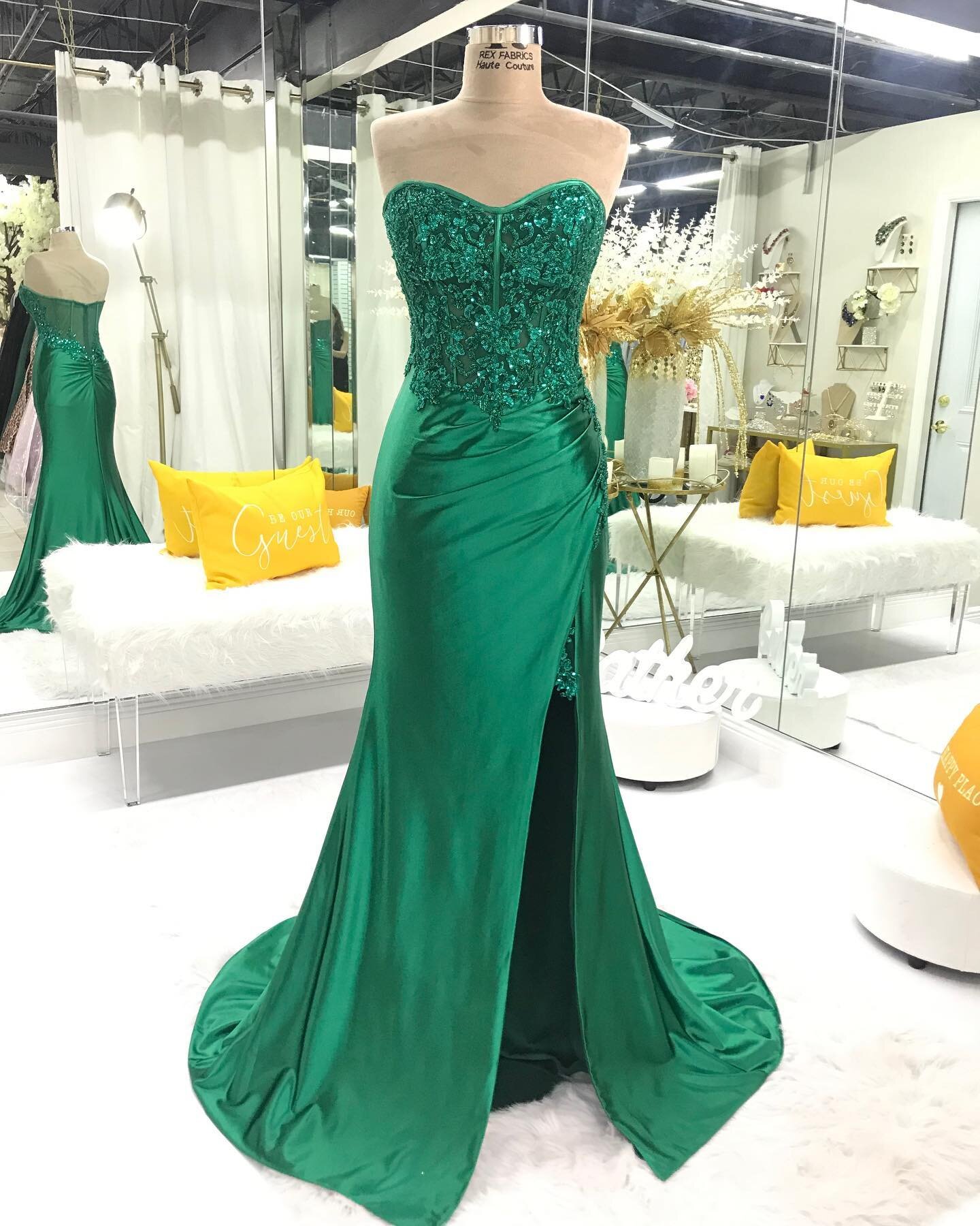 emerald green beauty 😍 the lace top is everything !!
&bull;
&bull;
&bull;
&bull;

#quince#quinceañeramiami #quinceañera #quincedress #miami#miamidresses #miamidressrental#southflorida #dresses #gowns #dressrental #quinceañeras #quinceaños #quinc