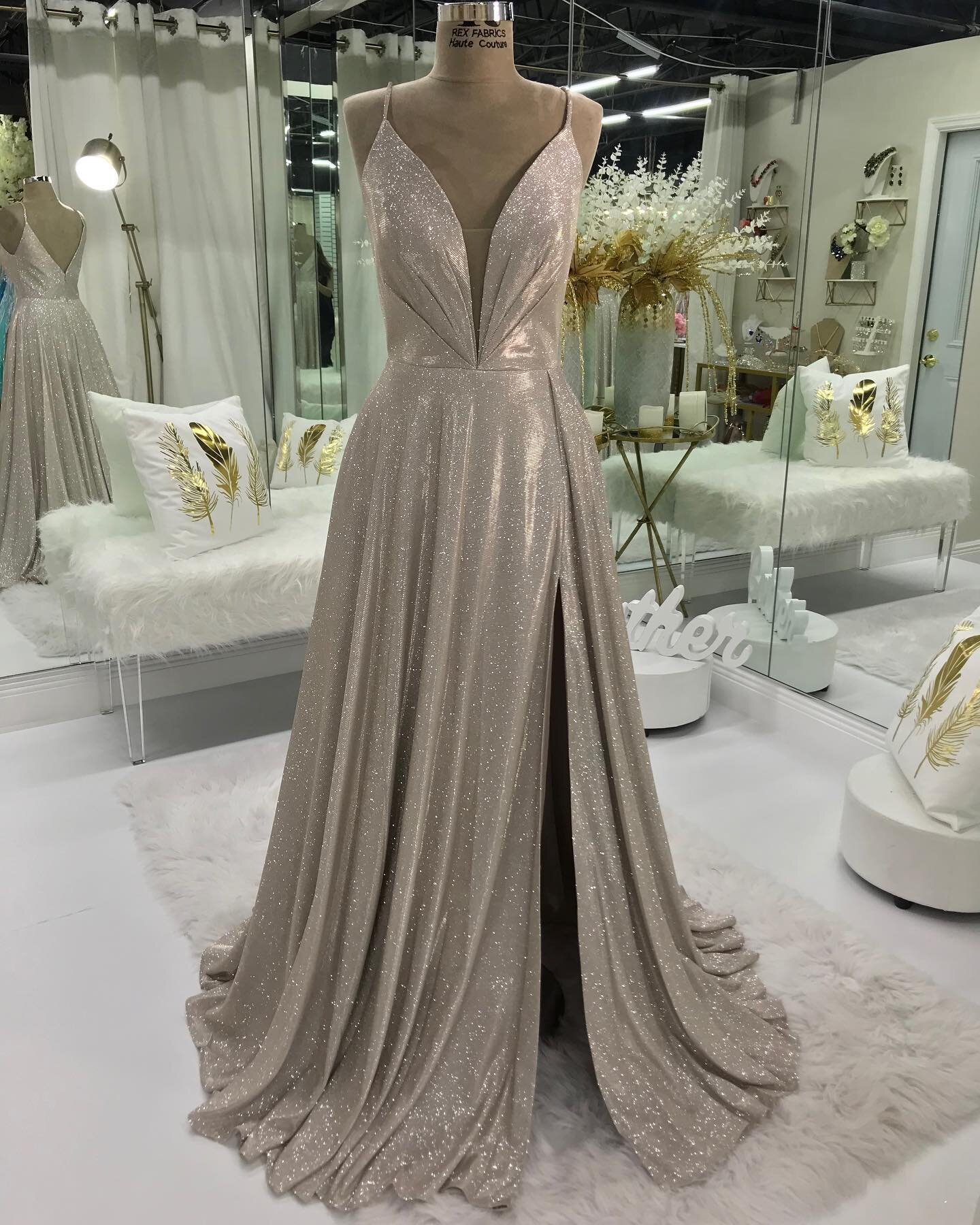 beautiful low cut gown with pockets !!!
&bull;
&bull;
&bull;
&bull;

#quince#quinceañeramiami #quinceañera #quincedress #miami#miamidresses #miamidressrental#southflorida #dresses #gowns #dressrental #quinceañeras #quinceaños #quinceañeraphotogr