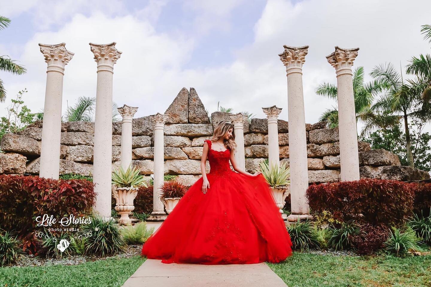 you can never go wrong with red ❤️
📸: @lifestoriesphotostudio 
&bull;
&bull;
&bull;
&bull;

#quince#quinceañeramiami #quinceañera #quincedress #miami#miamidresses #miamidressrental#southflorida #dresses #gowns #dressrental #quinceañeras #quincean