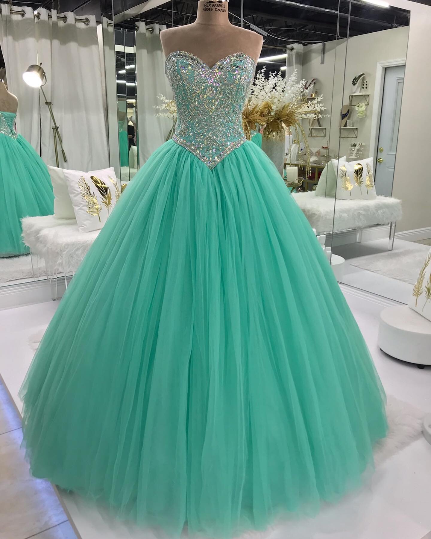 gorgeousss teal color on this gown 🤩
&bull;
&bull;
&bull;
&bull;

#quince#quinceañeramiami #quinceañera #quincedress #miami#miamidresses #miamidressrental#southflorida #dresses #gowns #dressrental #quinceañeras #quinceaños #quinceañeraphotograp