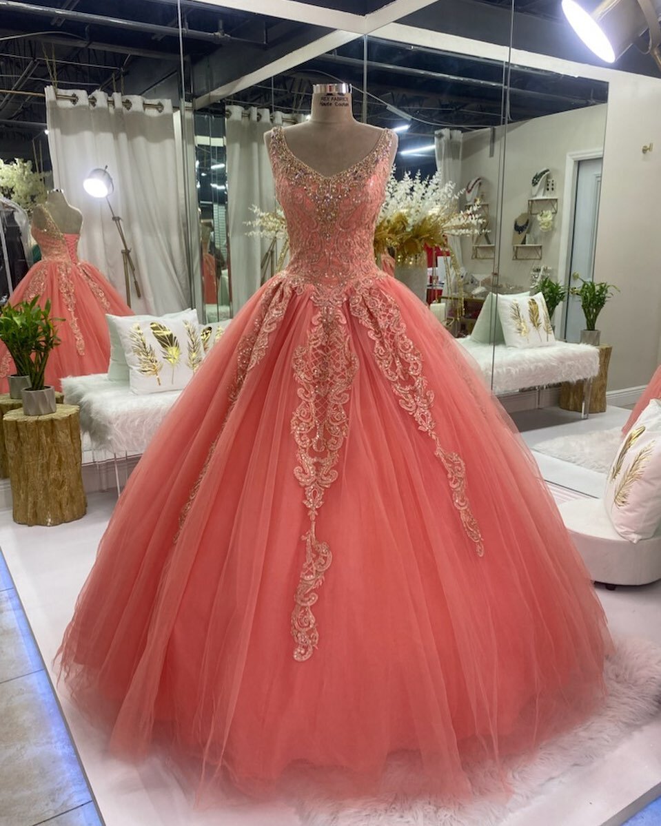 this beautiful peach color 😍😍! would you wear this ? let us know in the comments
&bull;
&bull;
&bull;
&bull;

#quince#quinceañeramiami #quinceañera #quincedress #miami#miamidresses #miamidressrental#southflorida #dresses #gowns #dressrental #quin