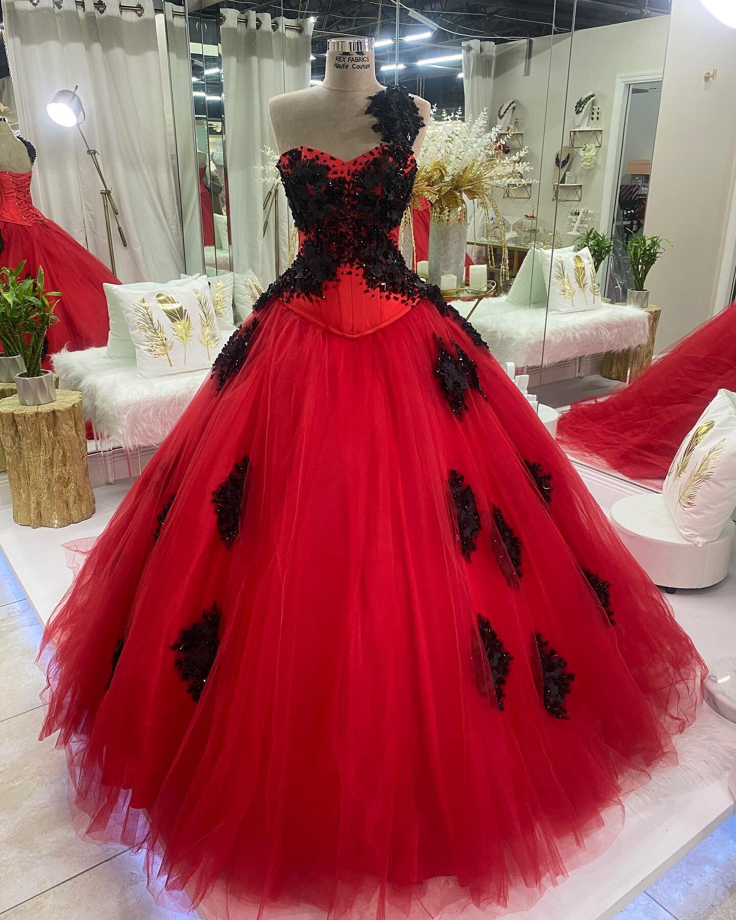 red and black,who would&rsquo;ve thought it would be so beautiful!
&bull;
&bull;
&bull;
&bull;

#quince#quinceañeramiami #quinceañera #quincedress #miami#miamidresses #miamidressrental#southflorida #dresses #gowns #dressrental #quinceañeras #quinc