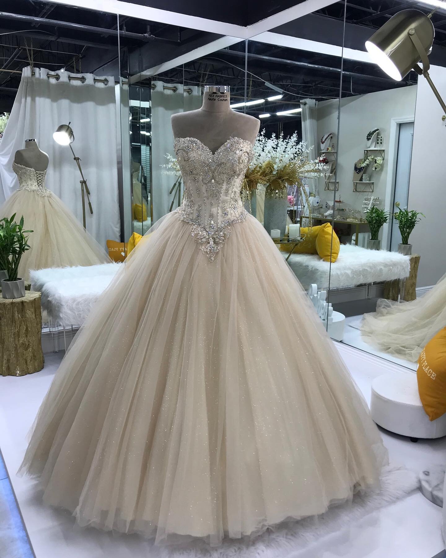 in love with this champagne color 😍😍
&bull;
&bull;
&bull;
&bull;

#quince#quinceañeramiami #quinceañera #quincedress #miami#miamidresses #miamidressrental#southflorida #dresses #gowns #dressrental #quinceañeras #quinceaños #quinceañeraphotogra