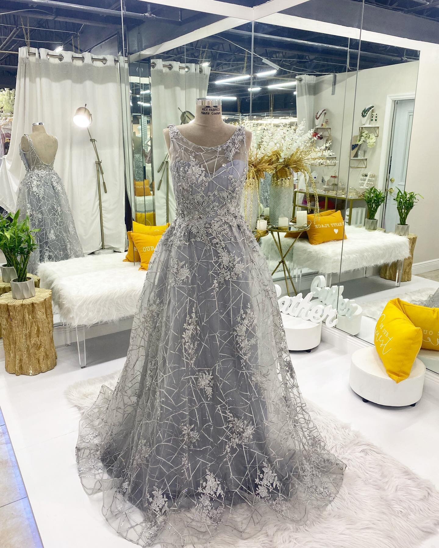 From big and fabulous to simple and beautiful details, we have a dress for a all🥰
&bull;
&bull;
&bull;
&bull;

#quince#quinceañeramiami #quinceañera #quincedress #miami#miamidresses #miamidressrental#southflorida #dresses #gowns #dressrental #quin