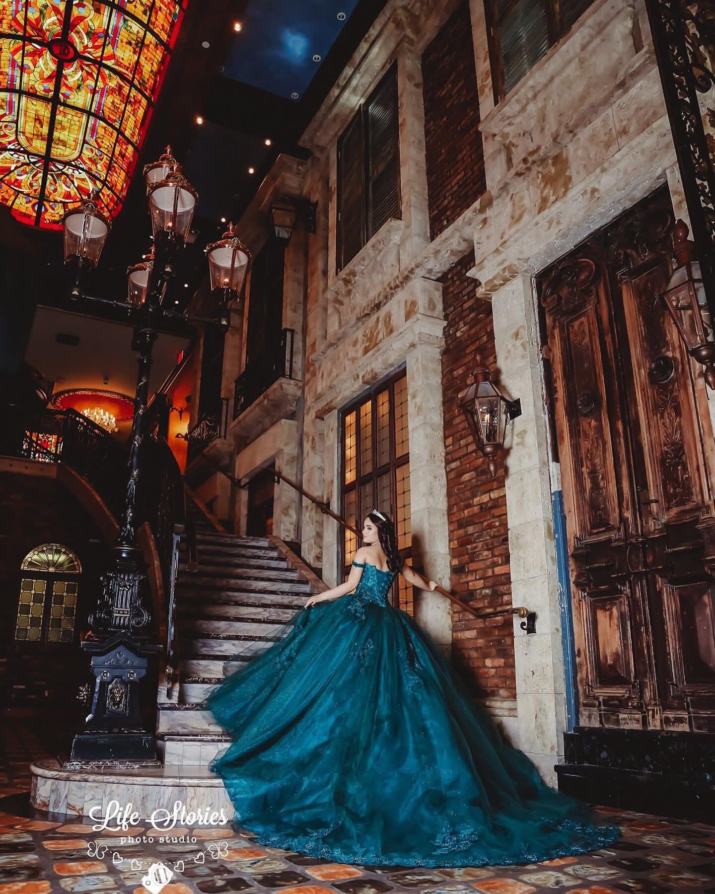 WOWWW... blown away by these photos💚💚
📸: @lifestoriesphotostudio 
&bull;
&bull;
&bull;
&bull;

#quince#quinceañeramiami #quinceañera #quincedress #miami#miamidresses #miamidressrental#southflorida #dresses #gowns #dressrental #quinceañeras #qui