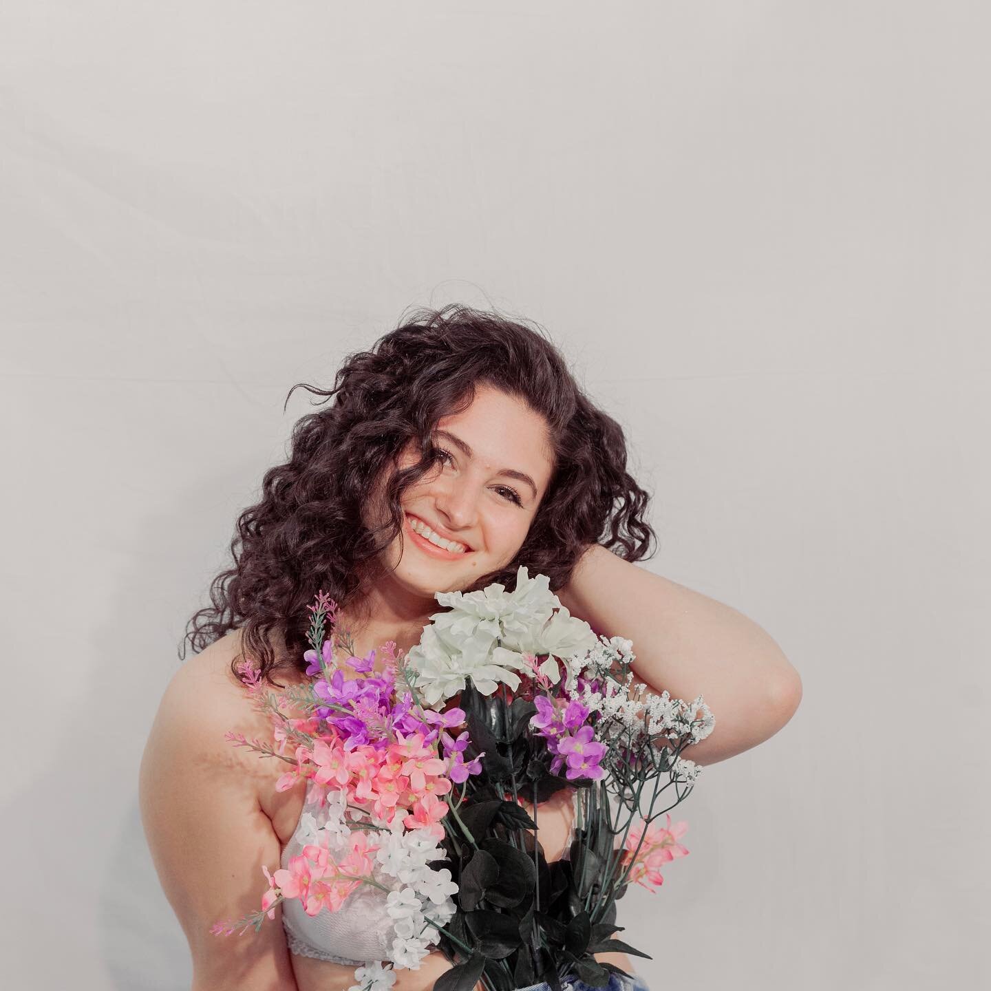 Senior Showcase is out, my website is live, and graduation is in 2 weeks (how?)
&bull;
&bull;
&bull;
pc: @lianaglennonphoto 😍
alternate fun caption: fimp flowers in my pants