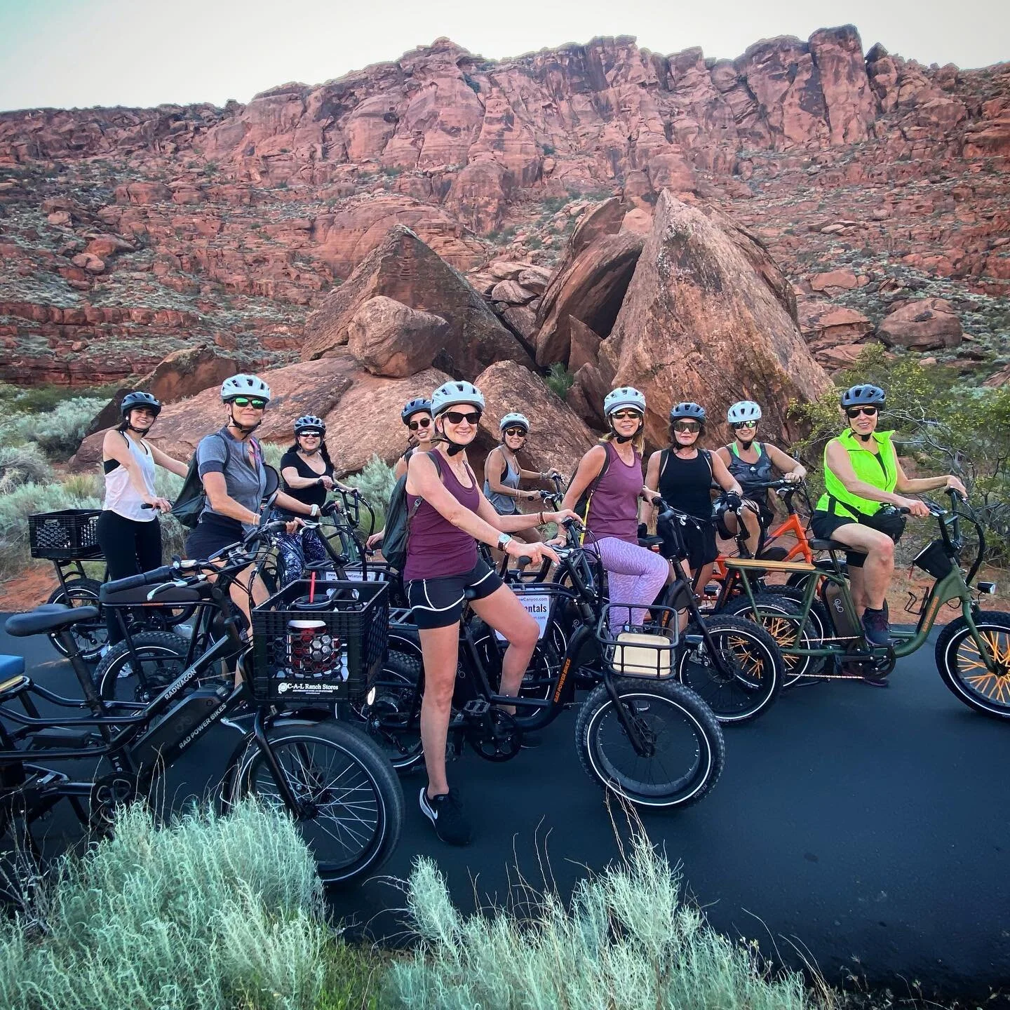 So many awesome views and rock features along the Whiptail trail. It&rsquo;s as if it was made for eBikes.

#ridesnowcanyon 
#stgeorgeutah 
#radpowerbikes 
#snowcanyonstatepark 
#snowcanyonebikerentals