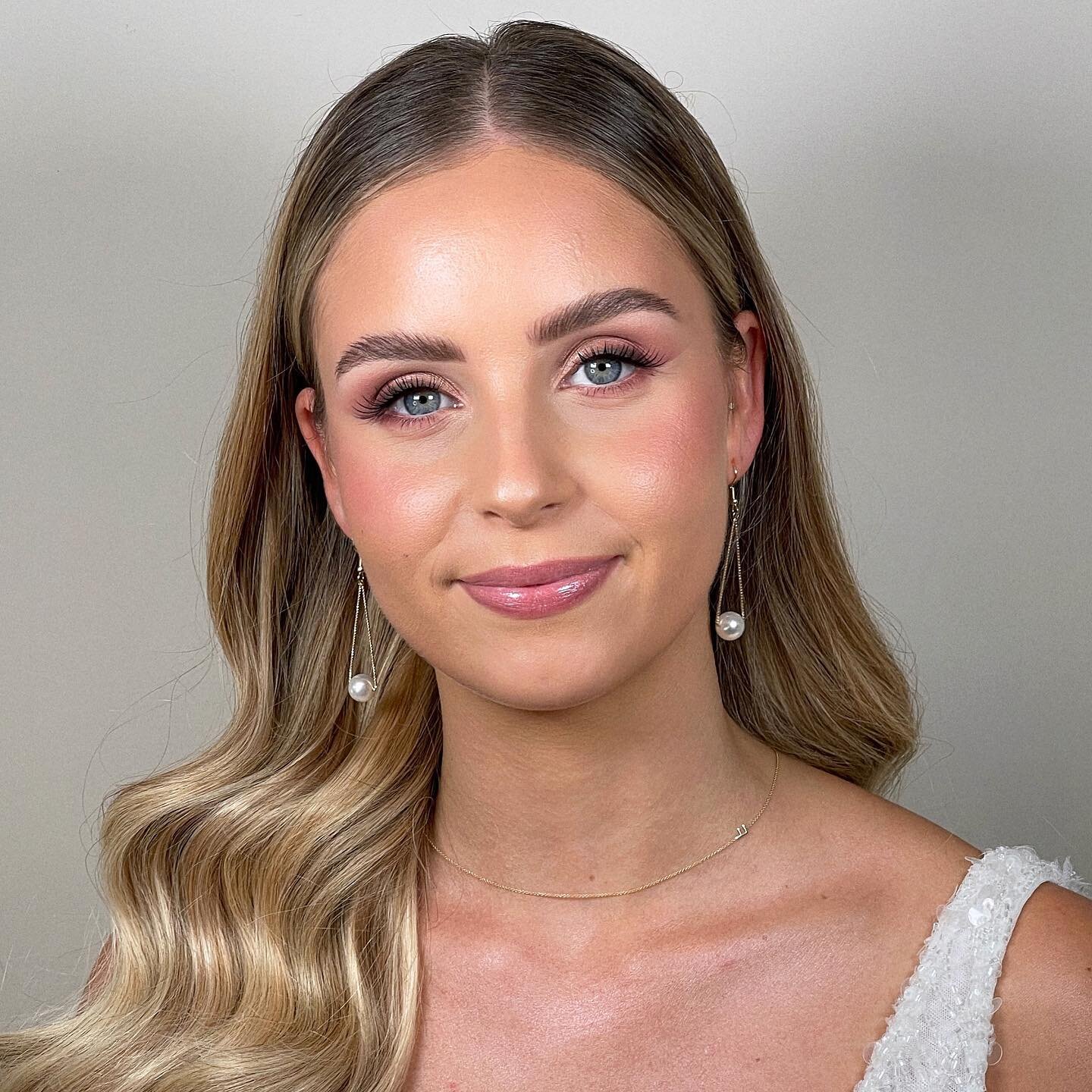BRIDAL INSPO // For the glam bride who wants to lean into the pink tones.. or for a hens party! Something else that&rsquo;s a little bit different for me but absolutely loved creating this look. 

Beautiful waves by @jodycallanhair on our stunning mo