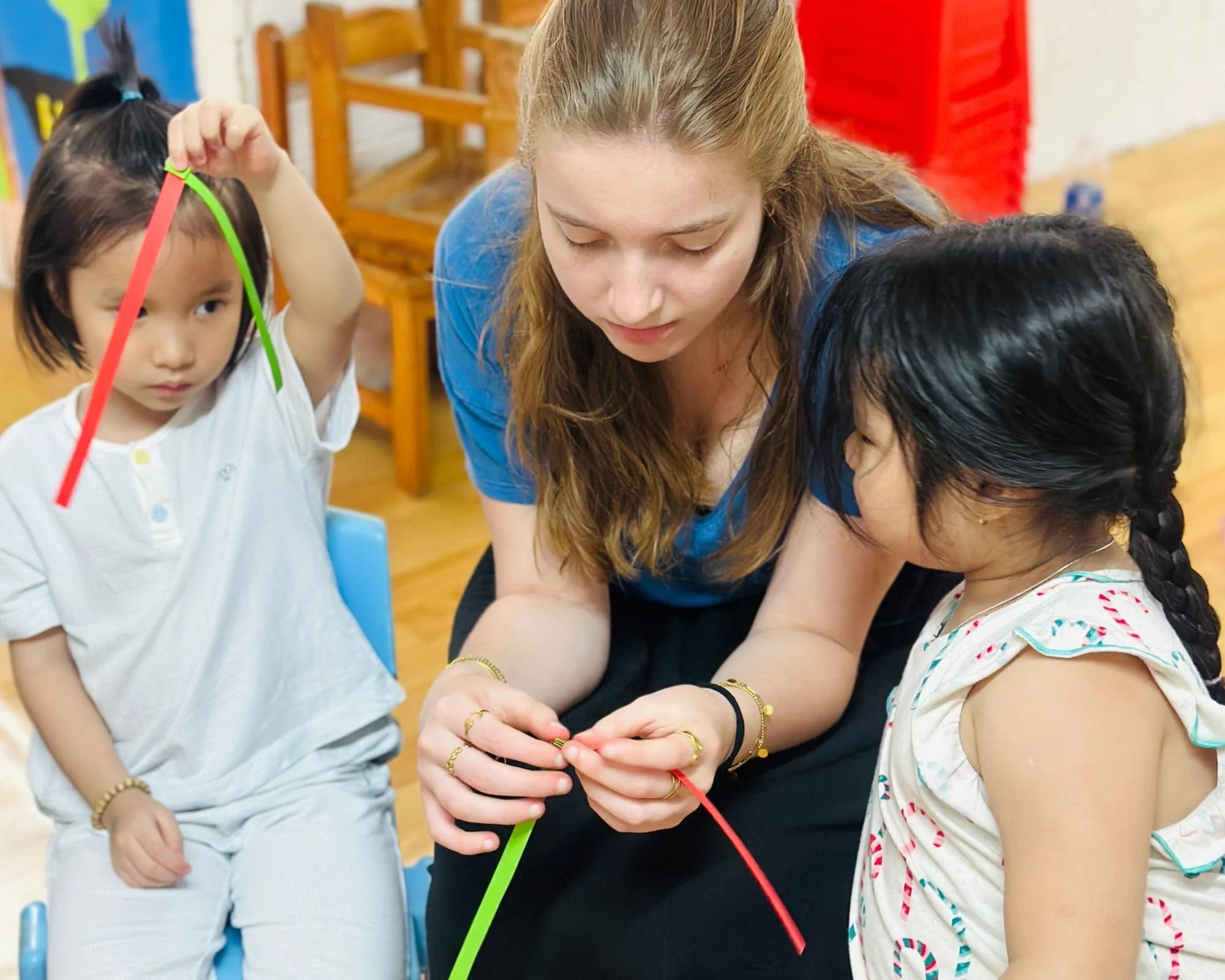 Teaching volunteer teaching kindergarten kids