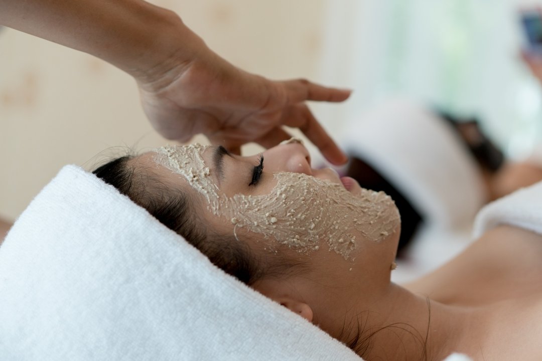Reveal your skin's innate beauty with the Glowing Facial, a treatment designed for exceptional results.  Our skilled estheticians utilize organic products and specialized techniques to gently remove impurities, deeply nourish, and revitalize your com
