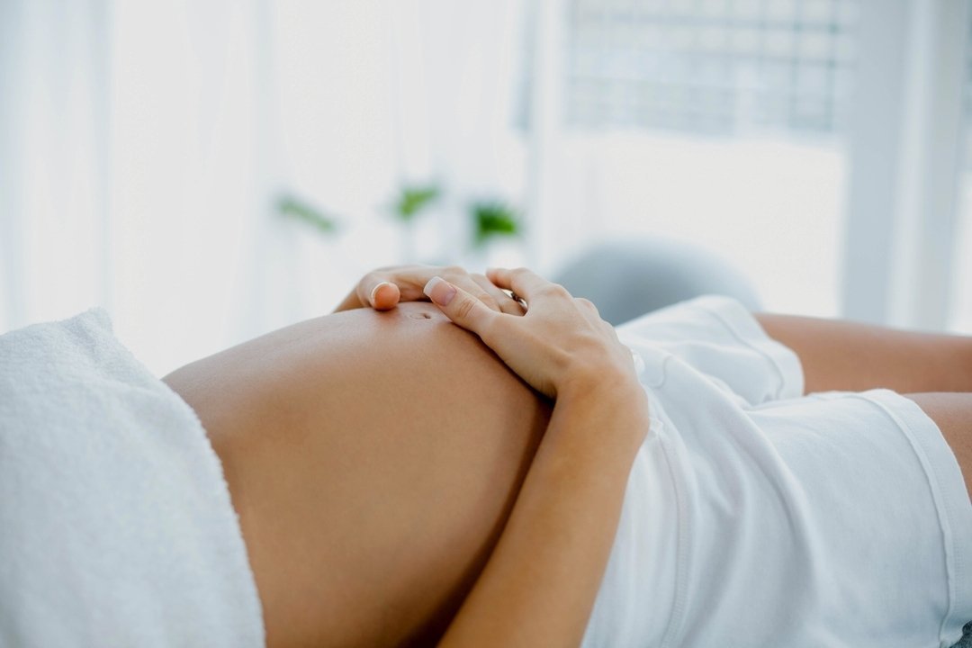 The journey of motherhood is filled with incredible joy and anticipation, but it can also bring physical challenges. Our Blossom Pregnancy Massage offers tailored support, designed specifically for expecting mothers. Expert therapists use gentle tech