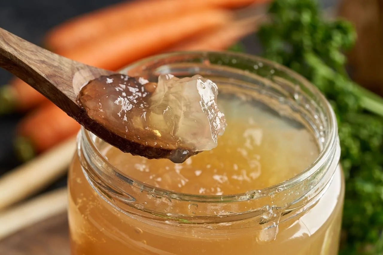 I couldn&rsquo;t fit this on my last post, so here is some info about another protein powder that we are seeing show up in grocery and natural food stores - Bone Broth Protein Powder. 

🙋🏻&zwj;♀️Reminder: My goal with these posts is to try and educ