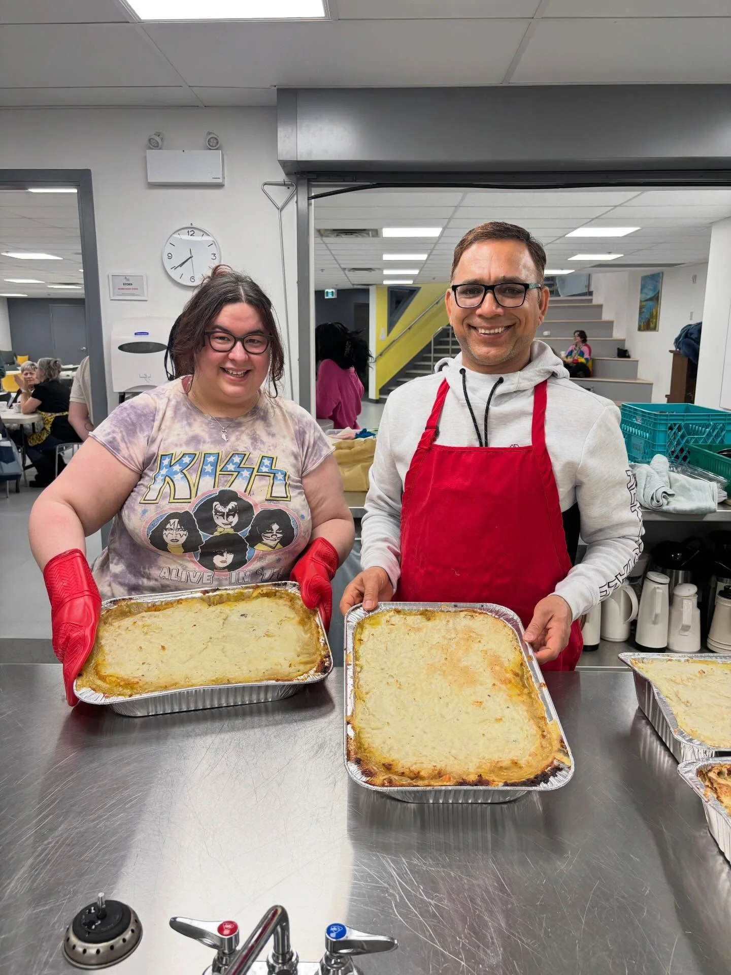 It was a perfect, snowy day for a dish of warm, cozy Shepherd&rsquo;s Pie in Edmonton yesterday. And we baked up 7 trays of it for our Community Cooks class! 

Paired with a bean salad and chocolate chip power balls, together we were able to share 13