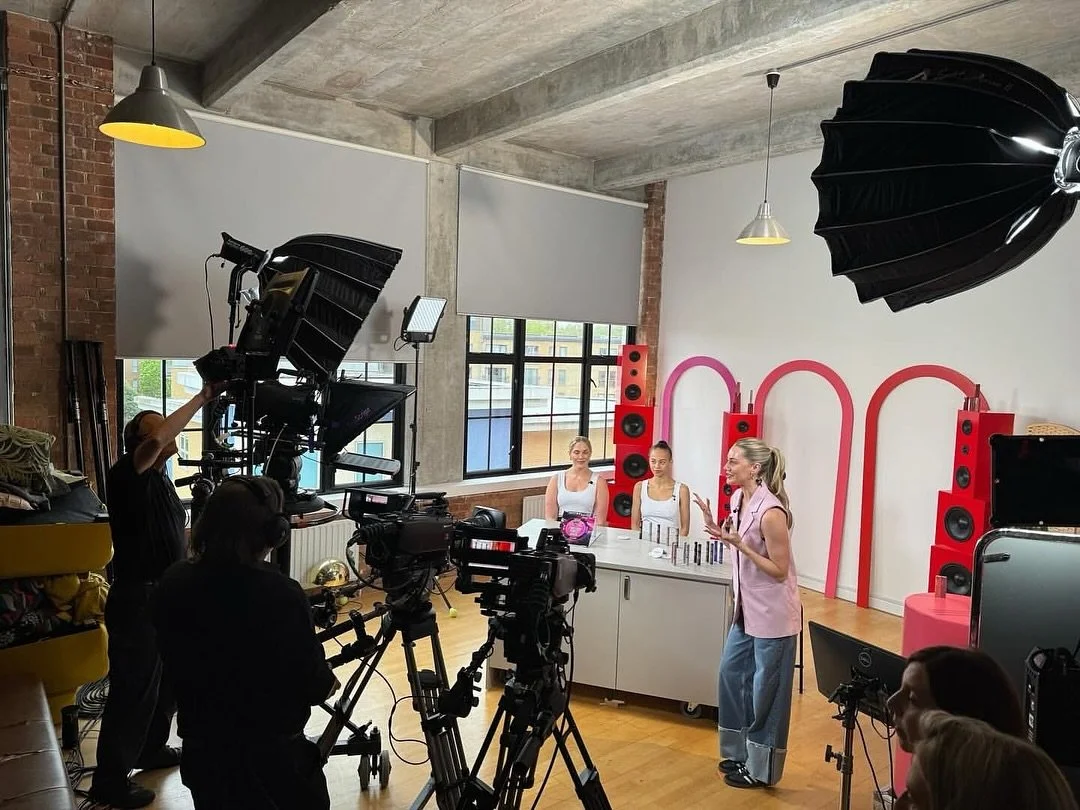 One from a while back &bull; Live stream for @lorealukandireland to bring @maybelline&rsquo;s first UK Amazon Live stream to life &mdash; with a Sky High Colour Theory Mascara Masterclass. 🎥💄

#livestreaming #shootlocation #londonlocation