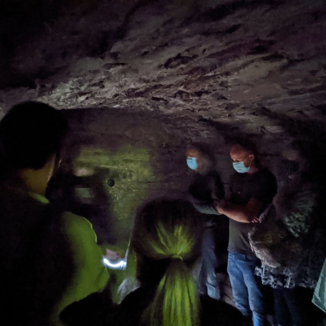 👻 Want the ultimate spooky history tour in Edinburgh? I highly recommend @mercattours Ghostly Underground tour, which takes you through the labyrinthine network of chambers that make up the Blair Street underground vaults, located deep underneath Ed