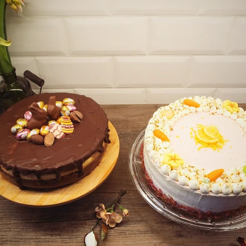 Wir w&uuml;nschen euch Frohe Ostern! 🐇💌 Normalerweise gibt es bei uns zu Ostern traditionell ein Osterlamm und unsere hei&szlig; geliebten Osterkekse mit Punschglasur. 🤭 Dieses Jahr hat Yasmin zus&auml;tzlich noch zwei wundersch&ouml;ne Ostertorte