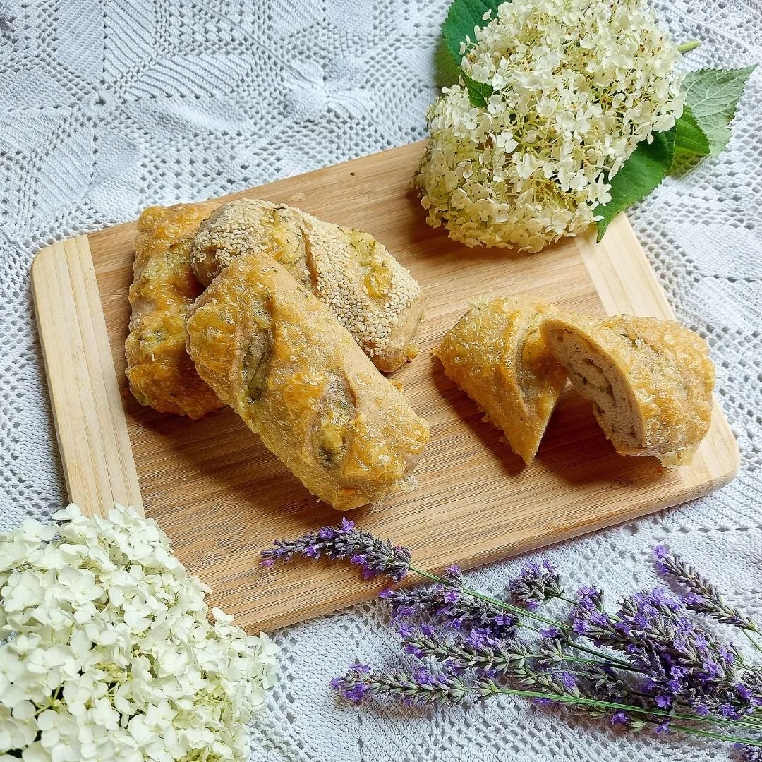 Wenn es nach Melanie geht, k&ouml;nnte es diese leckeren K&auml;se-Kr&auml;uterweckerl jeden Tag geben. 🙈🤭 Melanie liebt die Weckerl nicht nur herzhaft belegt, sondern auch s&uuml;&szlig;, z.B. mit Marmelade oder Honig. 🍯Sie eignen sich auch perfe