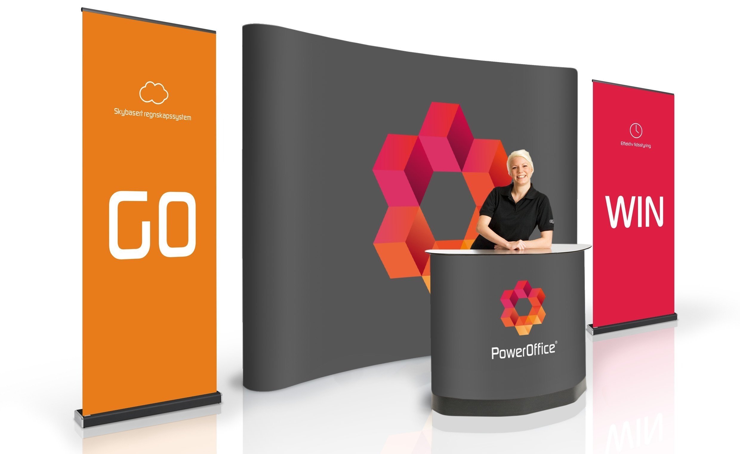 En person står bak en utstillingsdisk med PowerOffice-logoen. Det er to store bannere på hver side, ett oransje med teksten "GO" og ett rødt med teksten "WIN". Bakgrunnen har en grafisk del med en hexagon-mønster i orange og rosa.