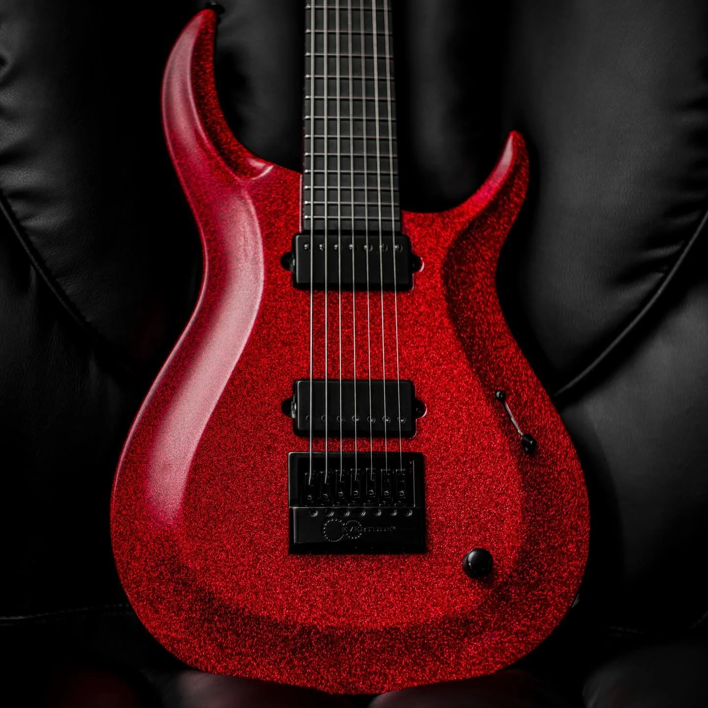 @kieselguitars Crescent 27" Baritone 7 in Red Sparkle
▪️@evertune bridge
▪️Richlite fretboard
▪️plain maple top
▪️alder body
▪️quarter sawn maple neck
▪️neck pickup: Illusionist (thx @nicksrossi 🤌🏻)
▪️bridge pickup: Beryllium neck
▪️tuned: F B