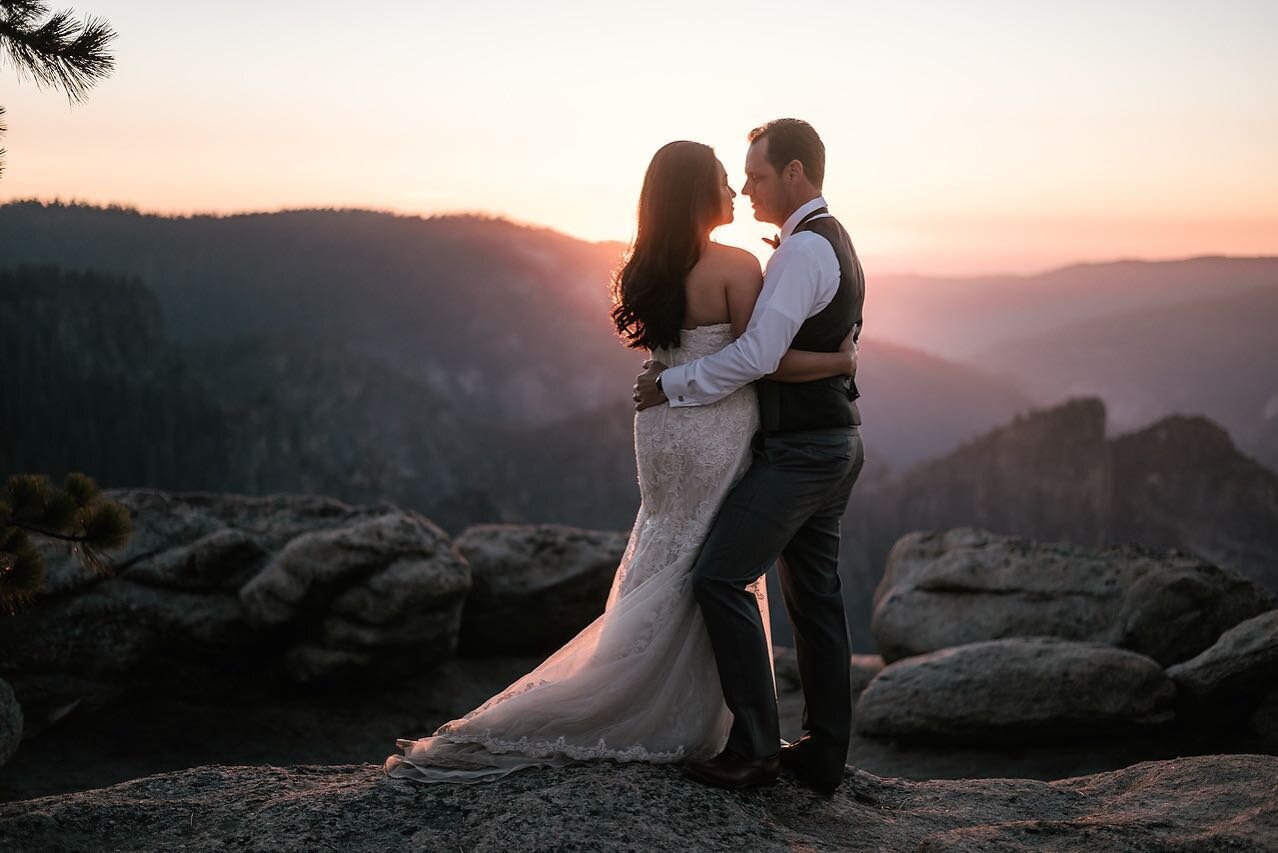 Having just shot a wedding in the snow in Yosemite it&rsquo;s amazing to look back and remember how different the park looked just a short time ago.
.
.
.
.
.
#mountainwedding #naturewedding #wanderingweddings #timelesswedding #thewandererscommunity 