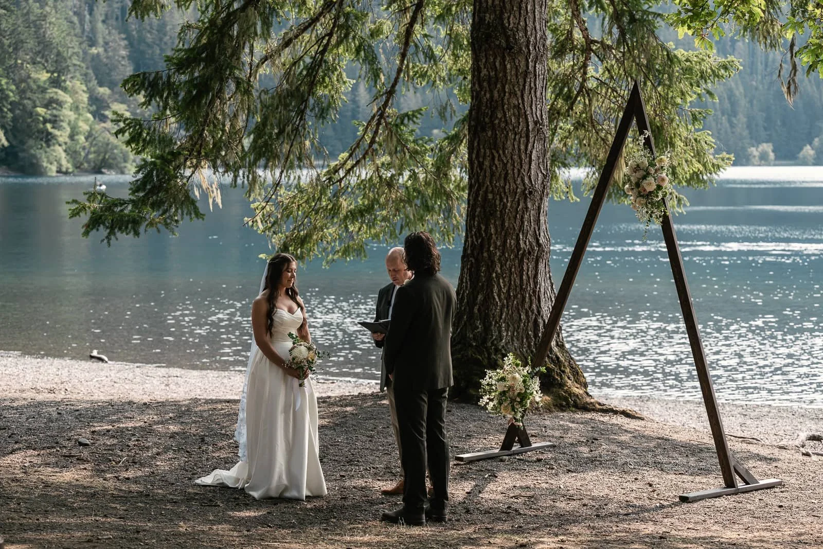 couple says their vows on the lakeshore of crescent lake