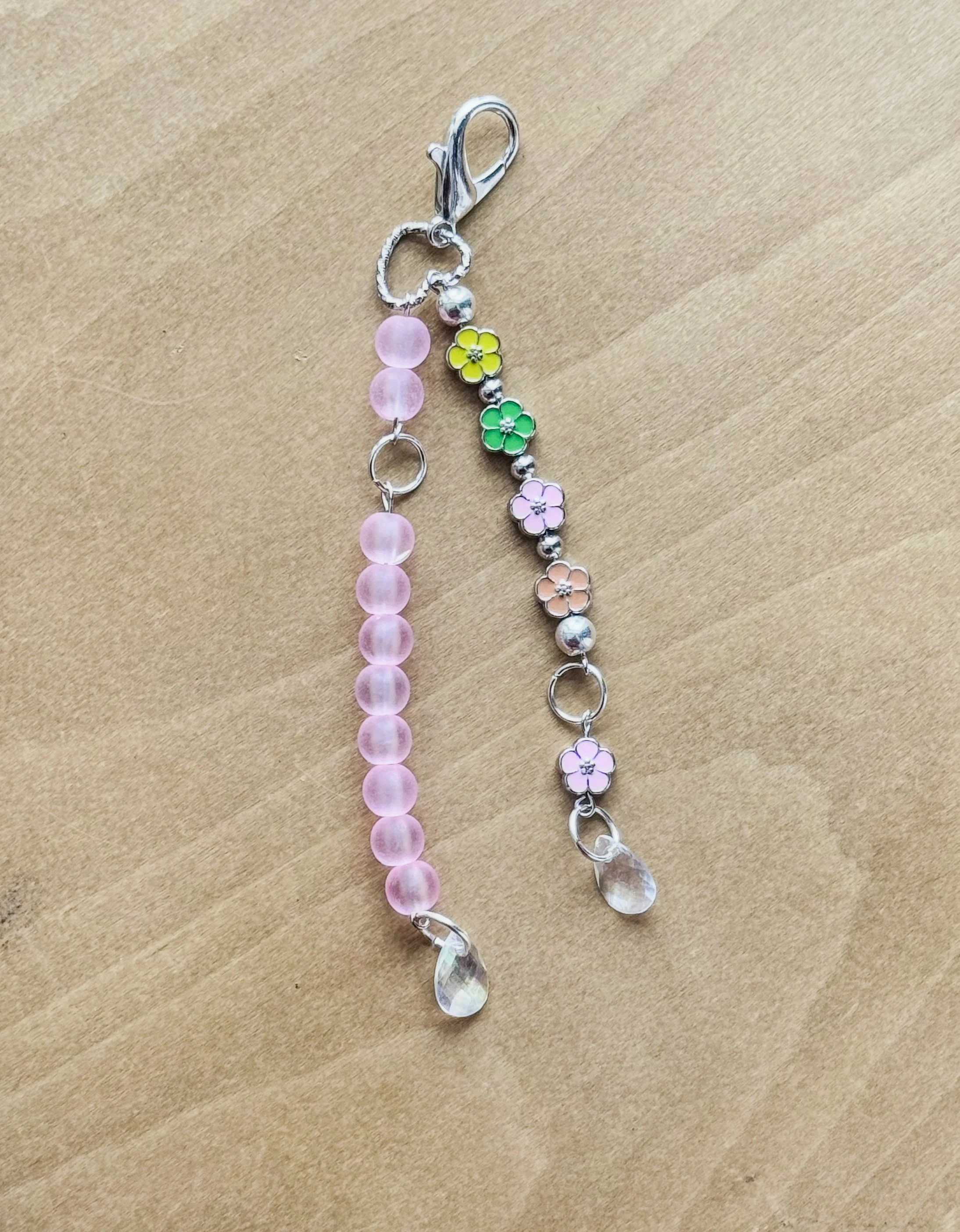 Daisy Field Kindle Charm with Dust Plug