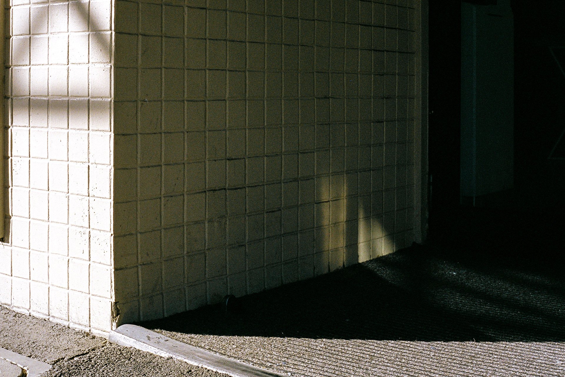 Offering thoughtful photography services for editorial, ethical brands, and personal projects — inspired by space, light, and daily rituals.