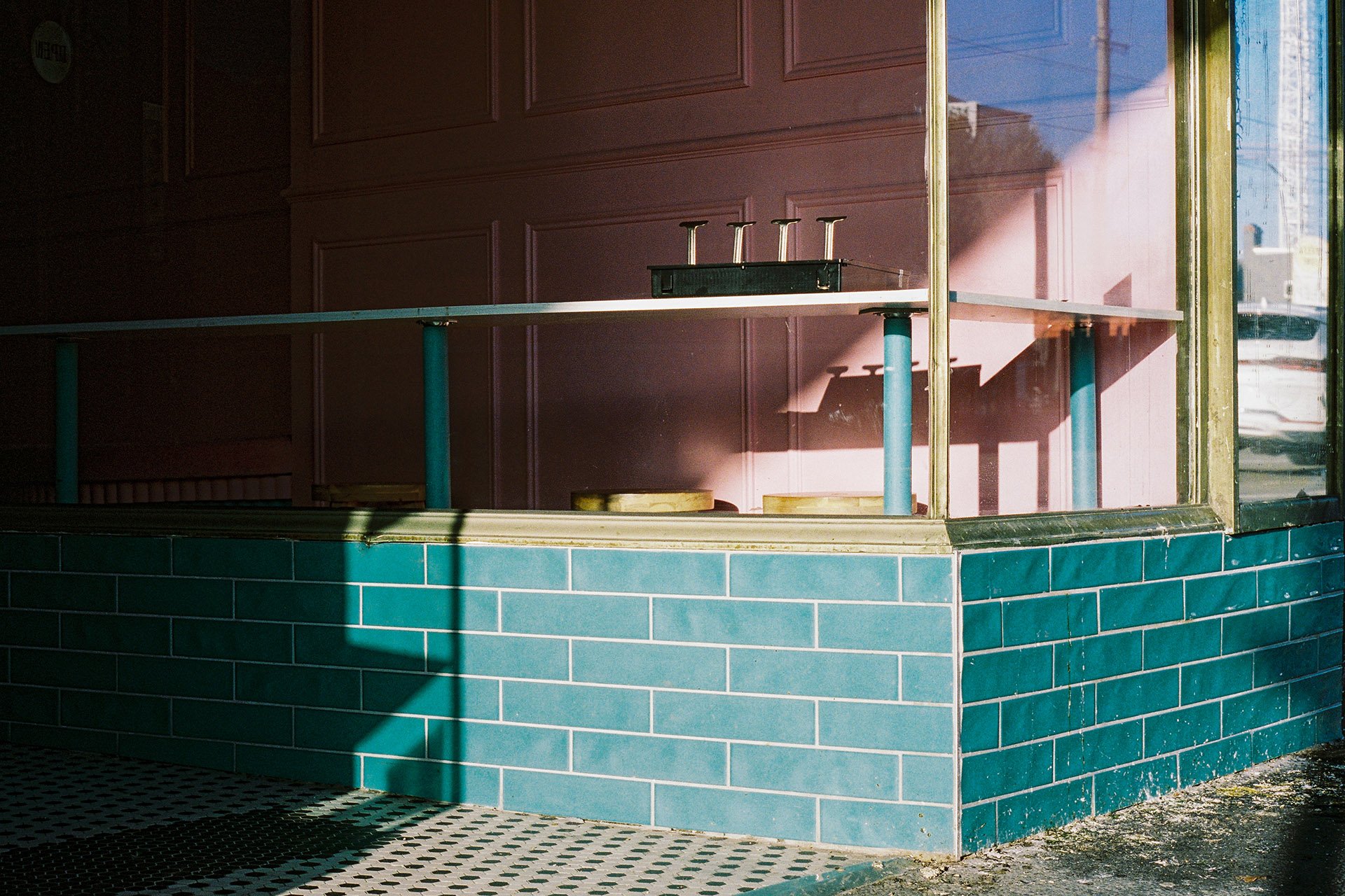 I photograph spaces, light, and moments that tell honest stories — from architectural forms to daily life in Melbourne’s streets.