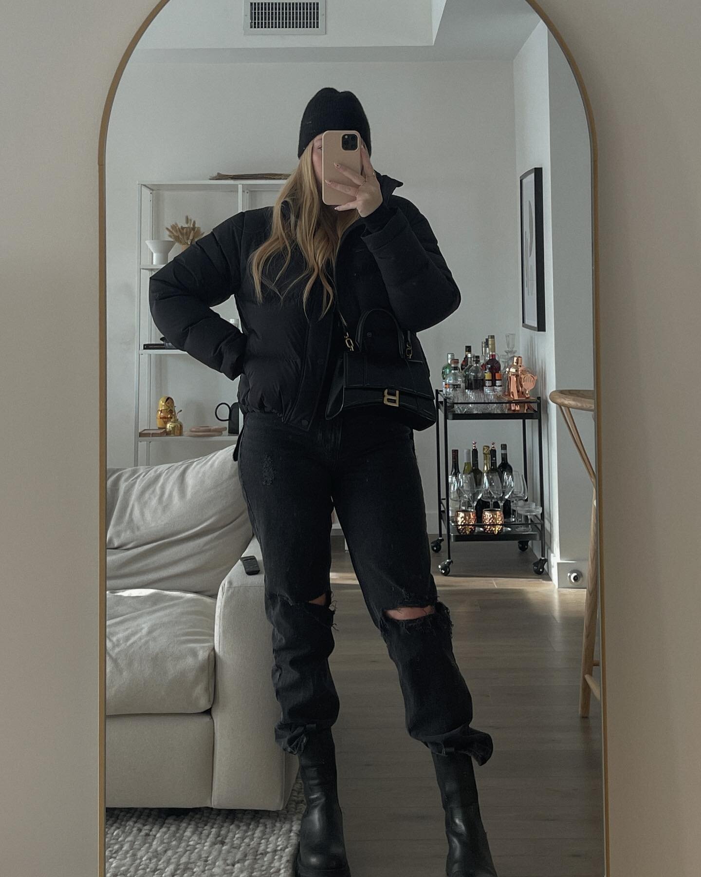 super puffs are *literally* the only thing getting me through this winter

-

#parisianchic #minimalfeed #allblackvis #allblackoutfit #canadianfashionblogger #fbloggerstyle #discoverfashion #ootdblogger #dosesofstyle #fashionadvice #instagramcreator 