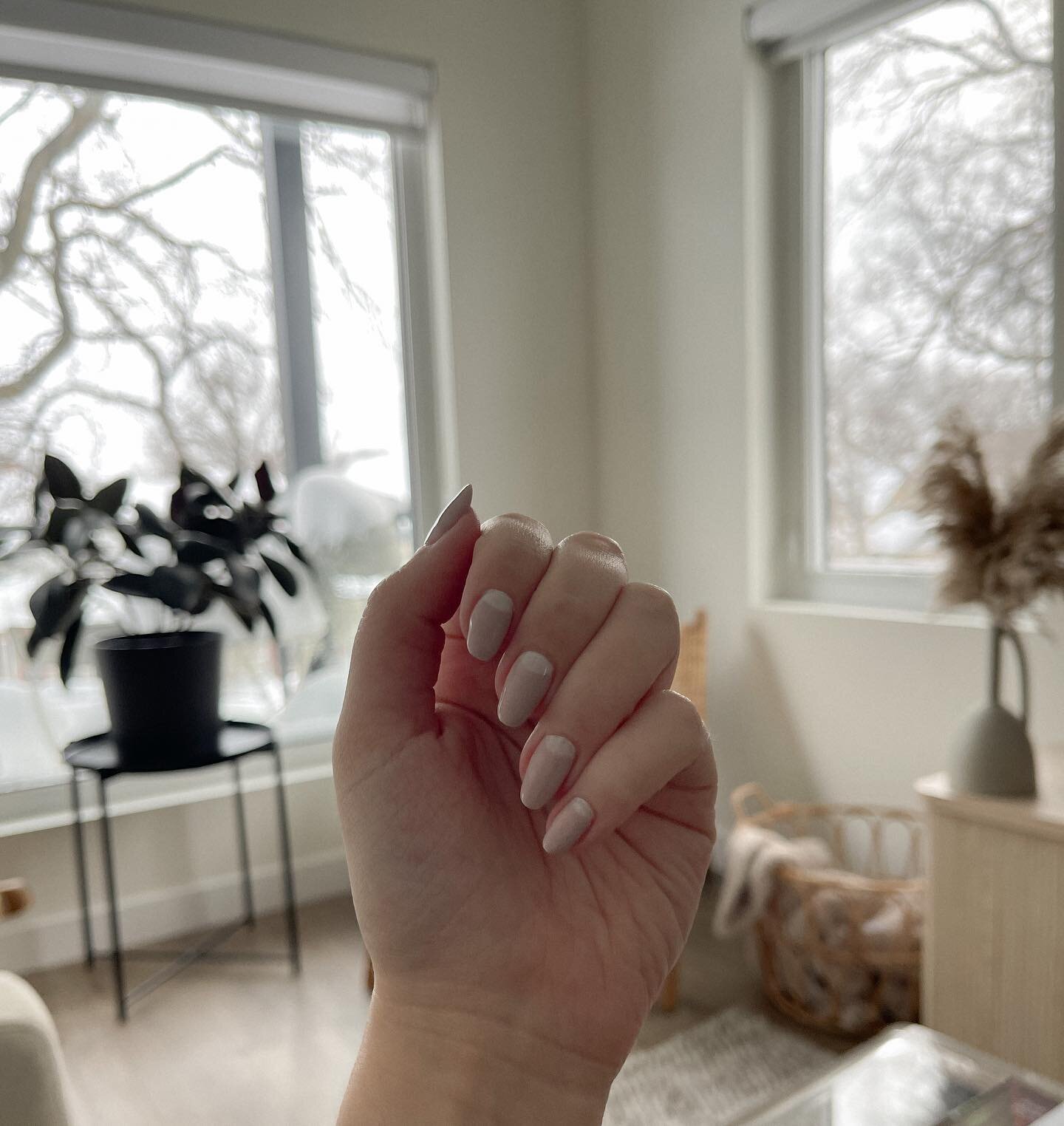 forgot to post this before I repainted my nails 🤓 one of my fav designs that doesn&rsquo;t take very long!

-

#nailfie #whatimwearingnow #fashion #aestheticmood #minimalfeed #lifestyleblogging #creativechics #neutralstyle #aestheticposts #minimalst
