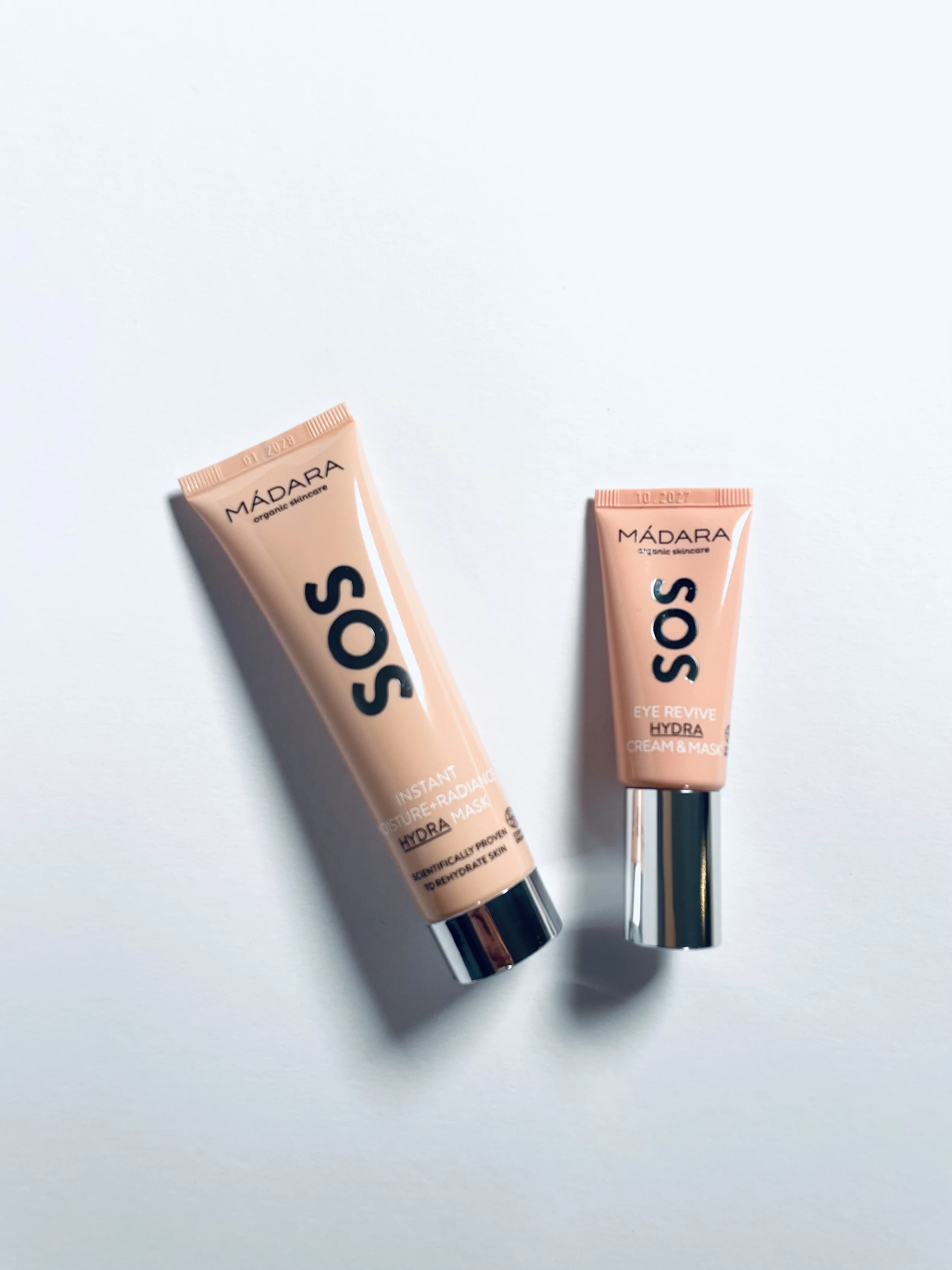 MÁDARA SOS Haydra Mask und Eye Revive Hydra Cream sind hier zu sehen, auf weißer Unterfläche