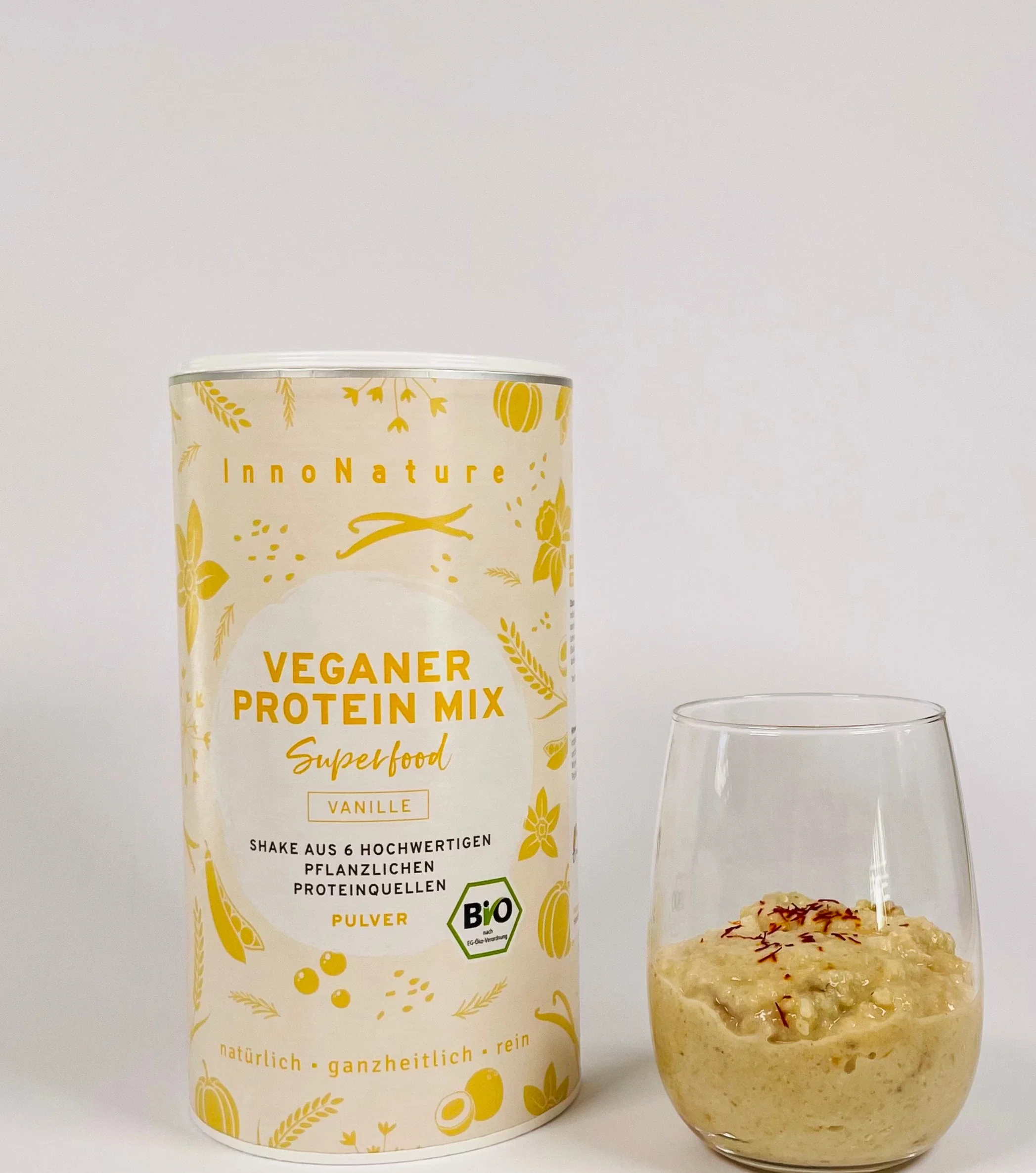 Das vegane Protein Mix Pulver von InnoNature ist hier zu sehen. Ein Glas mit einem Frühstück darin und die Verpackung stehen hier.