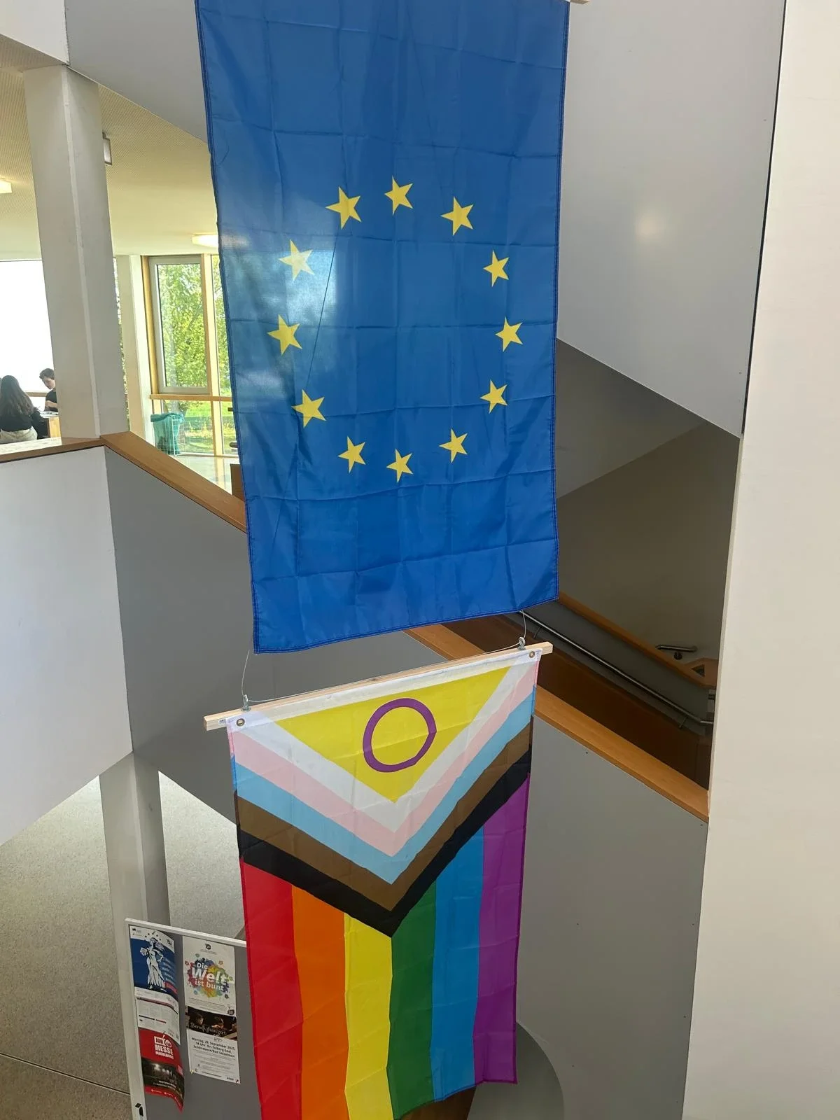 Man sieht die Europa Flagge und die LGBTQi-Flagge im Foyer des Gymnasium in Schönebeck (Elbe) hängen