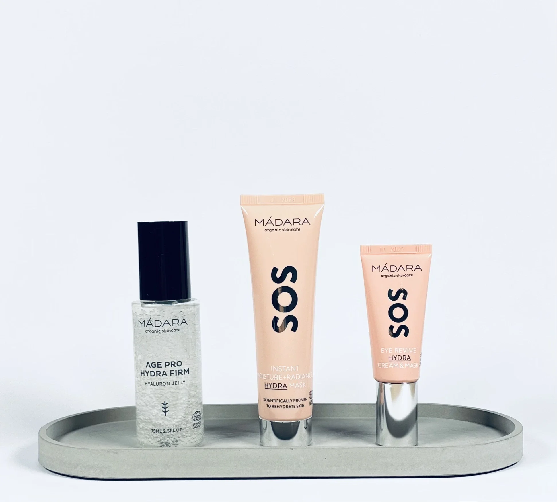 Produkte der Naturkosmetikmarke MÁDARA sind hier zu sehen, es stehen auf einem Tablett die SOS Hydra Maske udn Augenmaske sowie das Age Pro Hydra Firm Jelly