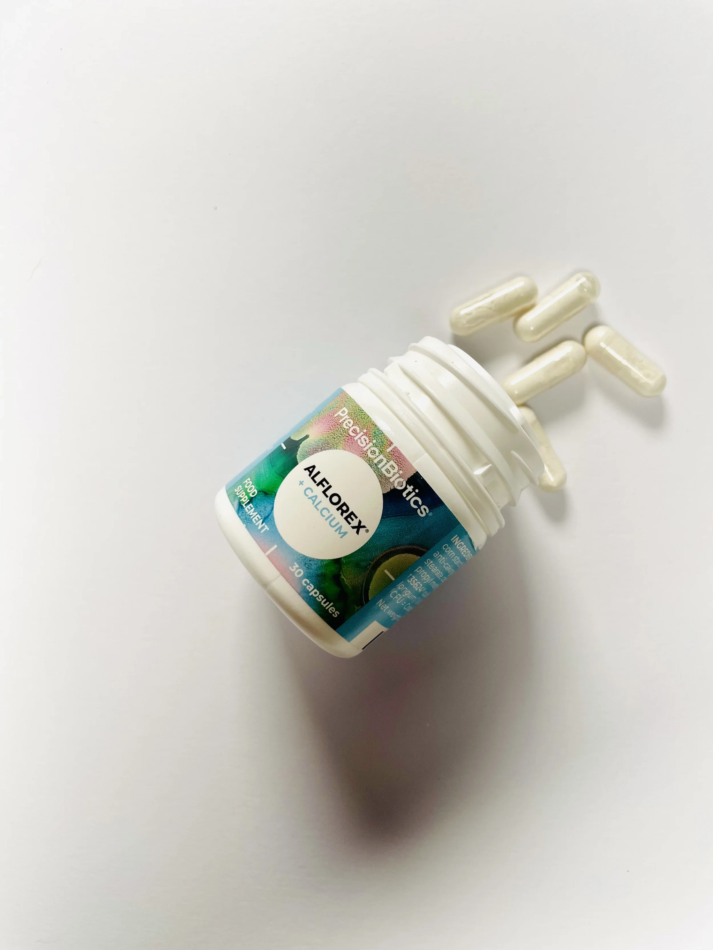 Eine Packung Alflorex von OrecisionBiotics ist zu sehen, es liegen Kapseln davor