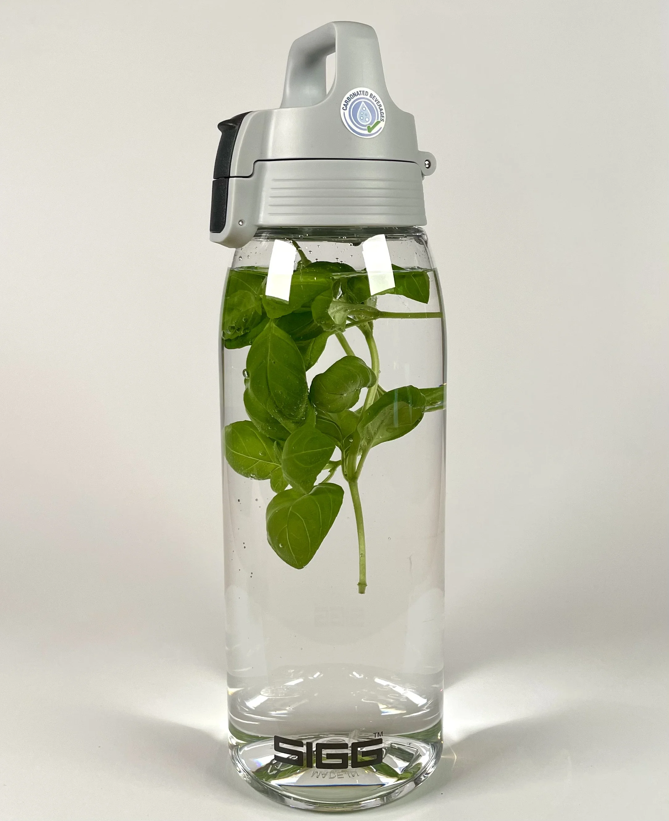 Eine Sigg-Trinkflasche mit Wasser und Kräutern ist hier zu sehen