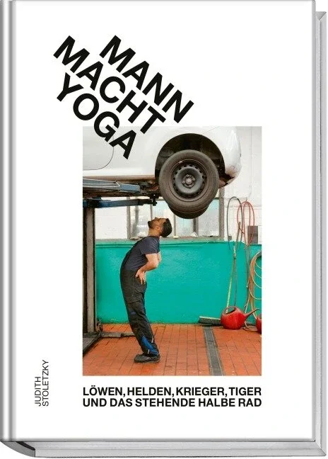 Das Cover zum Buch "Mann macht Yoga" zeigt einen Mann in einer Autowerkstatt. er steht in einer Rückbeuge unter einem Auto.