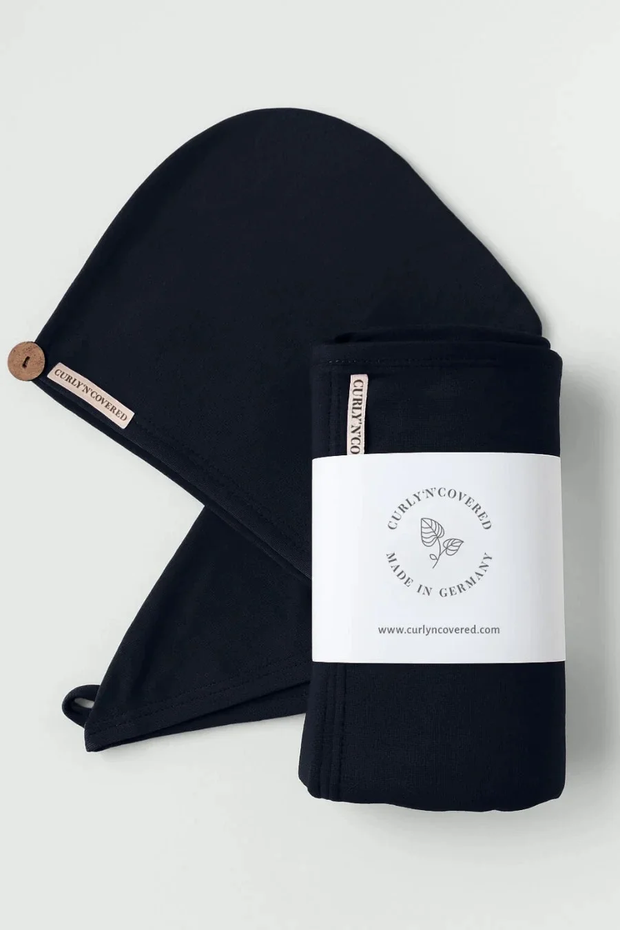 Ein Bundle mit Haarturban und Handtuch aus Bambus der nachhaltigen Marke Curly’N’Covered in schwarz sind hier zu sehen