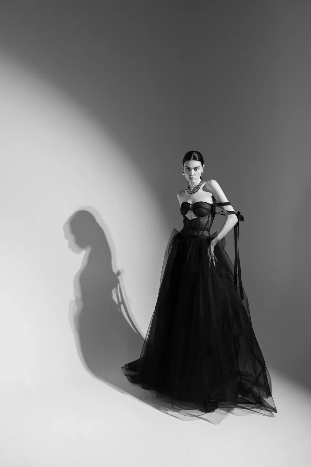 Ein schwarz-weiß Foto zeigt ein Model in einem schwarzen Brautkleid der nachhaltigen Marke Ritual Unions aus Berlin