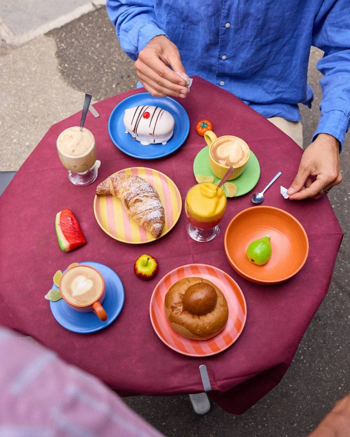 Ein gedeckter Tisch mit Keramik-Geschirr der Marke onomao ist zu sehen. Die Edition zusammen mit Casa Lawa, alles ist sehr bunt.