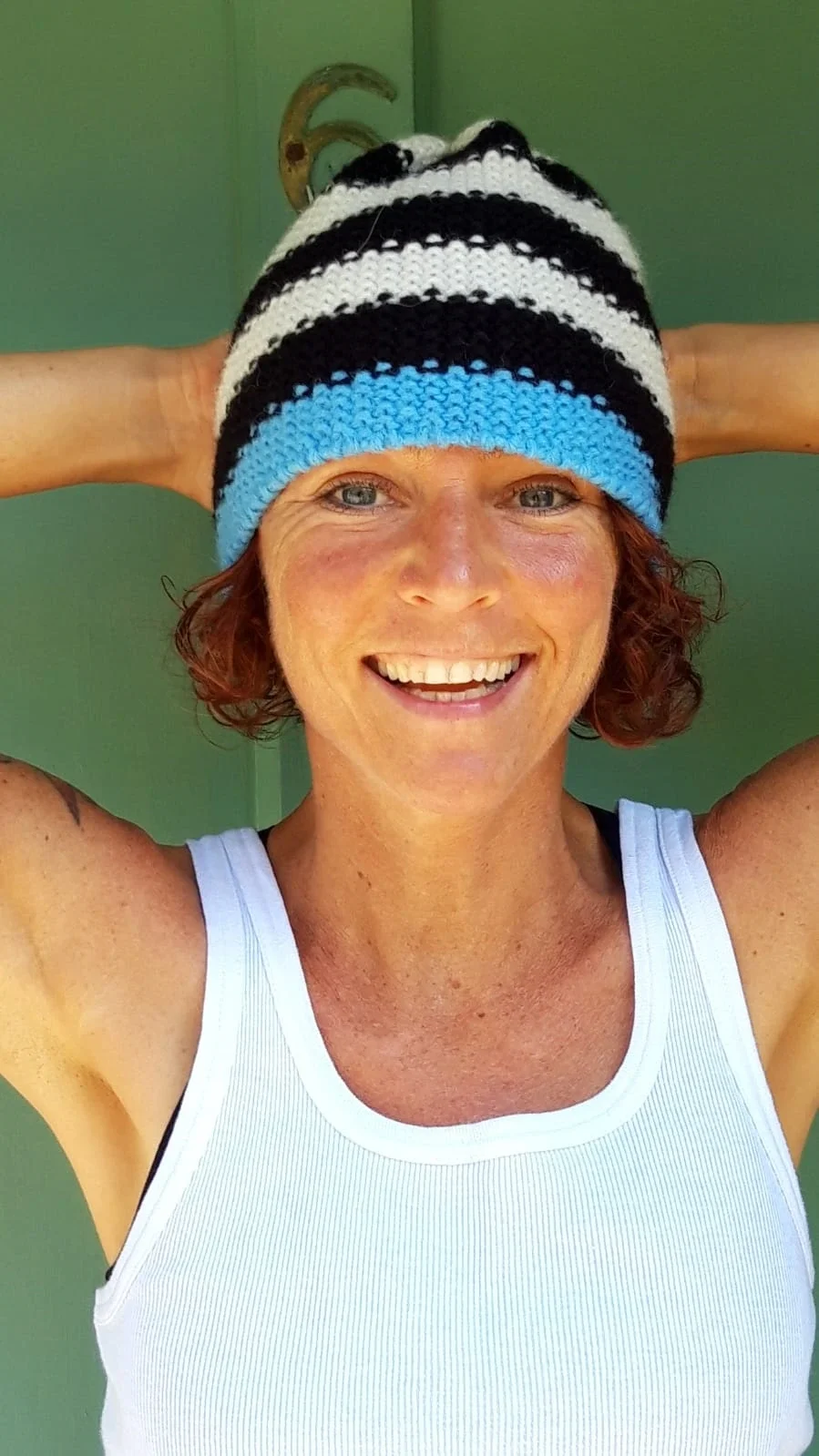 Die Yoga-Lehrerin Melanie Richtmann aus Hannover strahlt in die Kamera