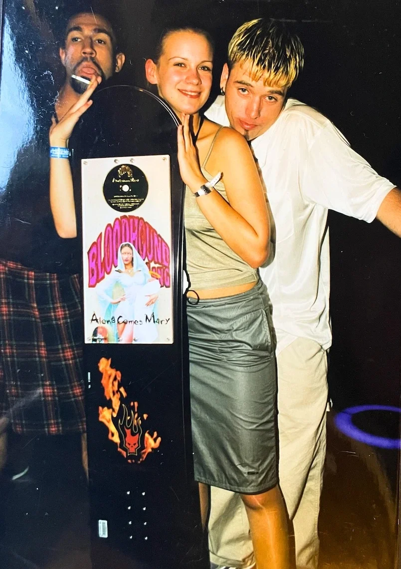 Die Bloggerin Julia von junieundich mit einem Snowboard, in das eine goldene CD eingelassen wurde. Neben ihr stehen Mitglieder der Bloodhound Gang.