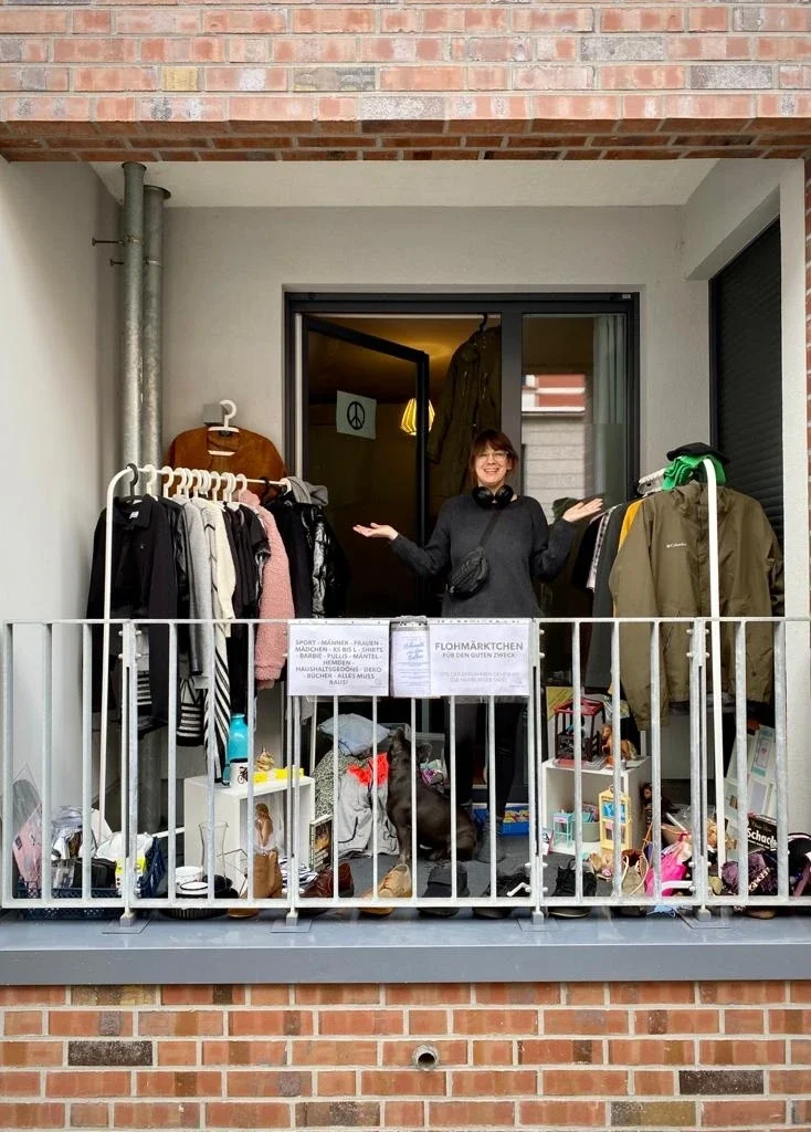 Die Bloggerin Julia von junieundich steht auf einem Blakon, sie veranstaltet einen Blakon-Flohmarkt für den guten Zweck